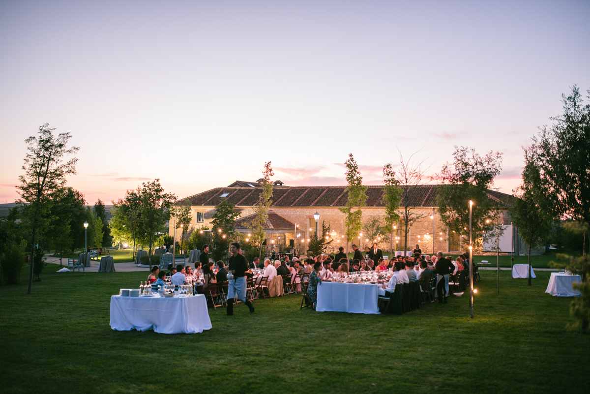 cena boda guirnaldas luces campo